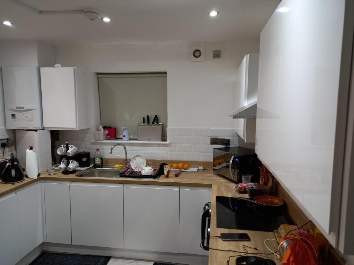 Cozzy Accommodation Manchester Exterior photo