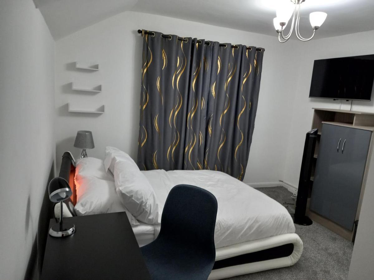 Cozzy Accommodation Manchester Exterior photo