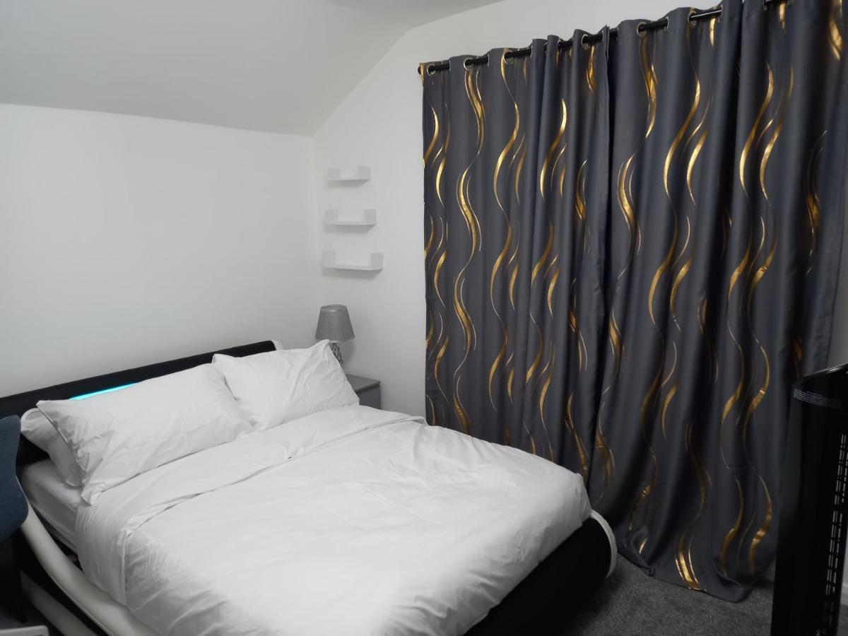 Cozzy Accommodation Manchester Exterior photo